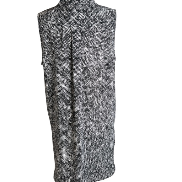 Banana Republic Black & White Sleeveless Blouse – Modern Print - Picture 2 of 4